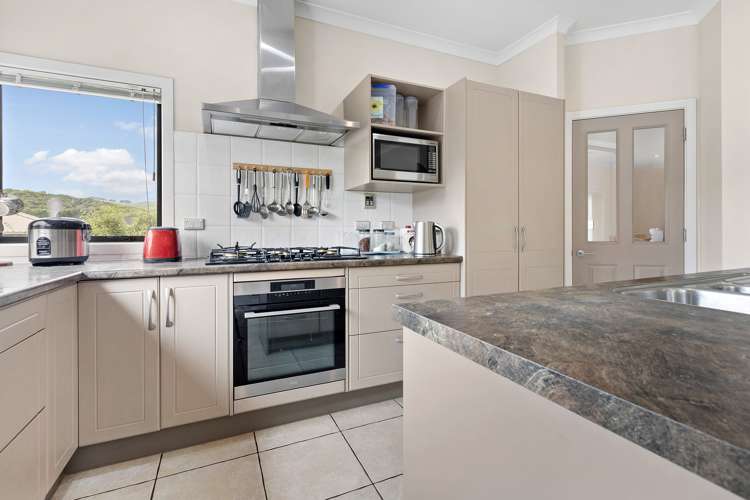 33 Te Puia Drive Aotea_5