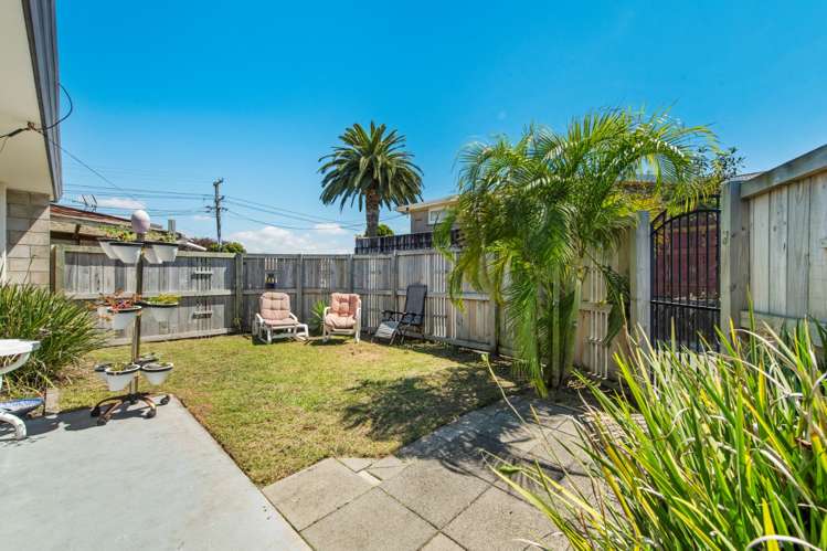 2/9 Leander Street 11229_8