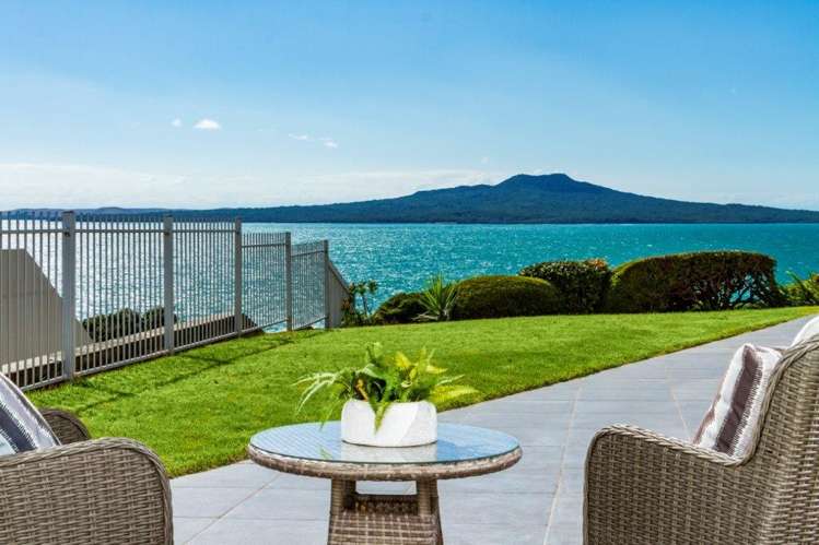 1/241 Hurstmere Road Takapuna_0