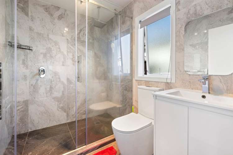 16 Farnborough Crescent Mangere_21