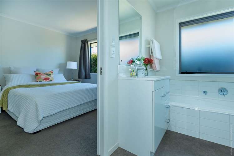 43 Farnborough Way Rolleston_11