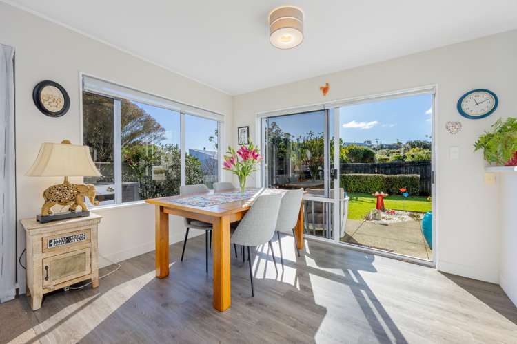 2/984 Whangaparaoa Road Manly_8