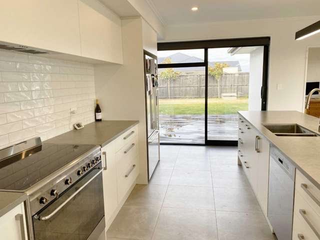 192 Faringdon Boulevard Rolleston_2