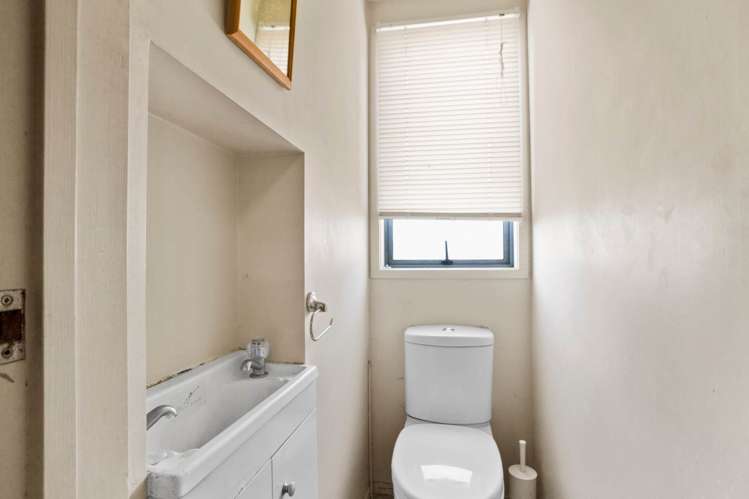 6v Carlton Gore Road Grafton_10