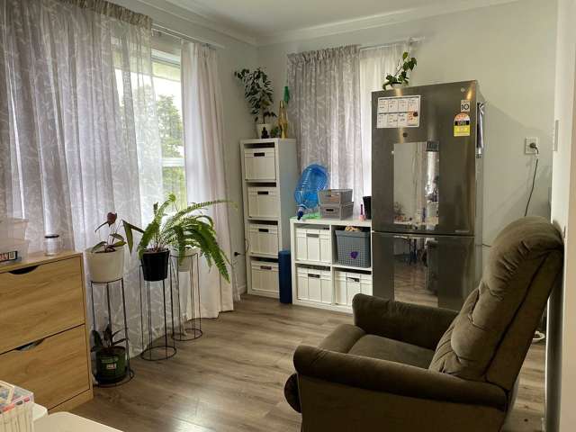 Charming 2 Bedroom with Office – Convenient