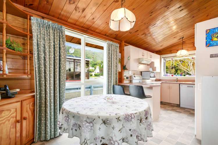 12 Helvetia Grove Naenae_2