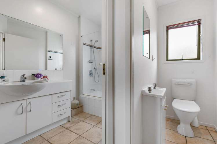 2/267 Glenfield Road Hillcrest_11