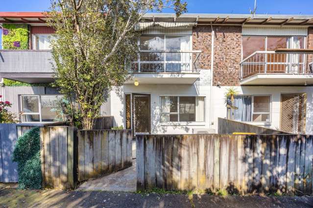 Renovated 2-Bedroom Unit – Henderson
