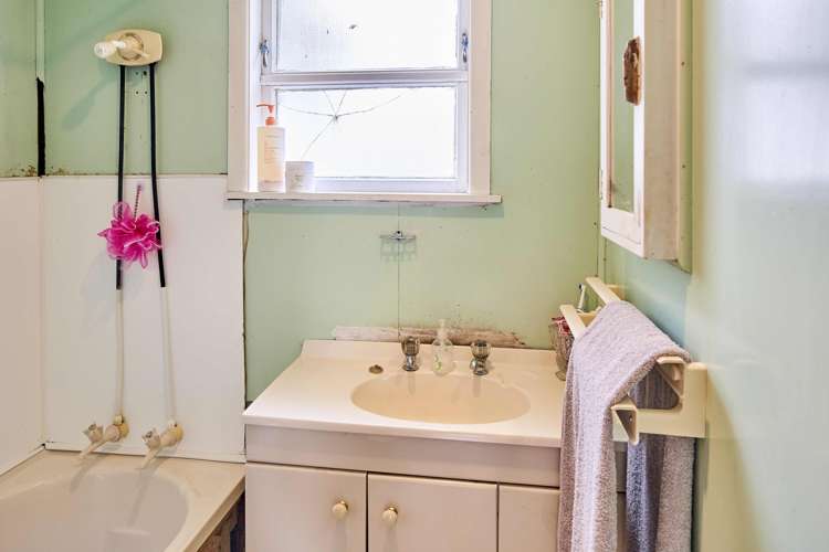 6 Marne Grove Waitangirua_11