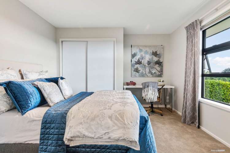 5 Lawrence Carter Drive Bombay_16