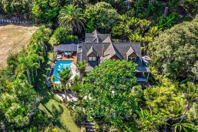 One of a Kind 4.14ha Coastal Lifestyle Home!