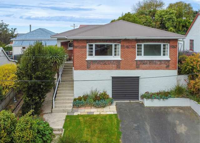 Elevated Mornington Position Perfect for Sun