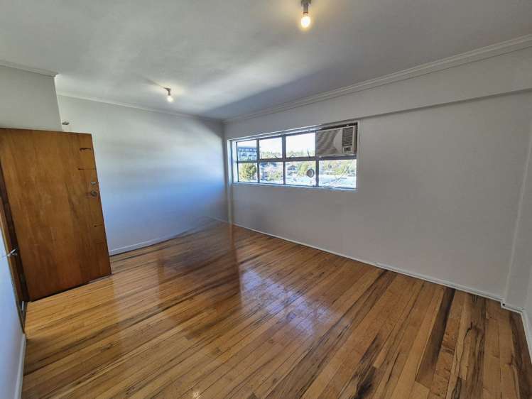Level 1/208 West Coast Road Glen Eden_9