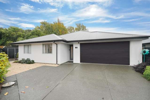 Modern Lakeside Living in Sovereign Lakes - 3-Bedroom Townhouse