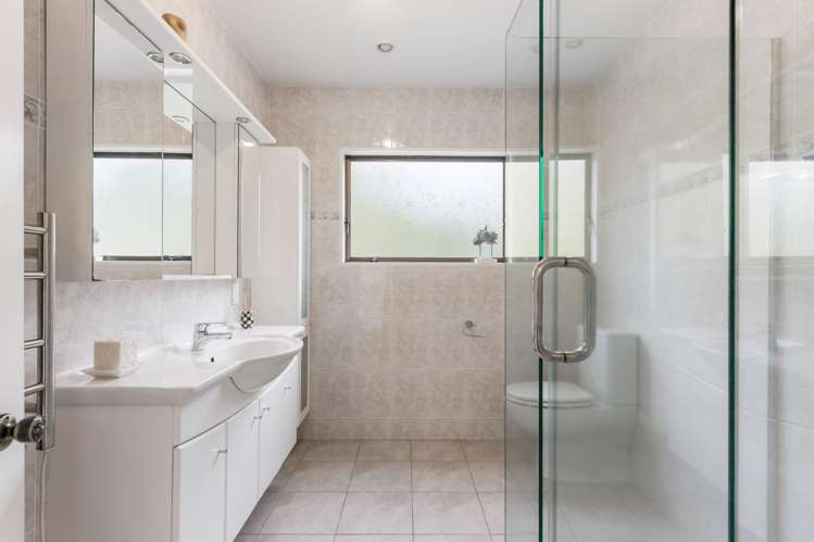 2/3 Whitby Crescent Mairangi Bay_14