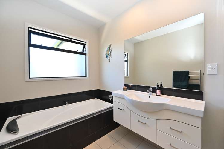 7 Milford Place Poraiti_14