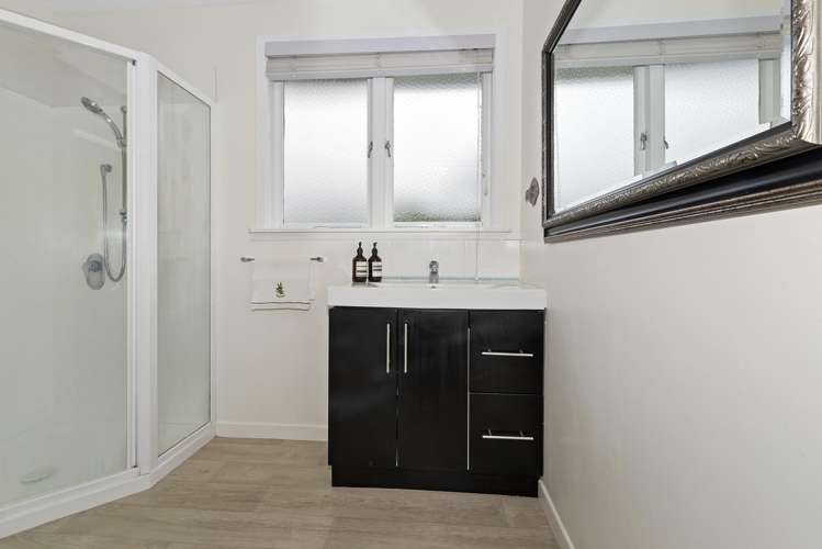 90 Tiroroa Avenue Te Atatu South_12