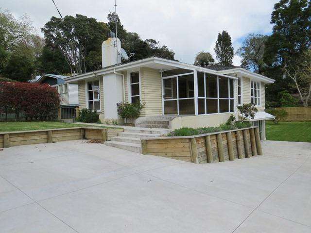 Sunny Elevated Home close to Town