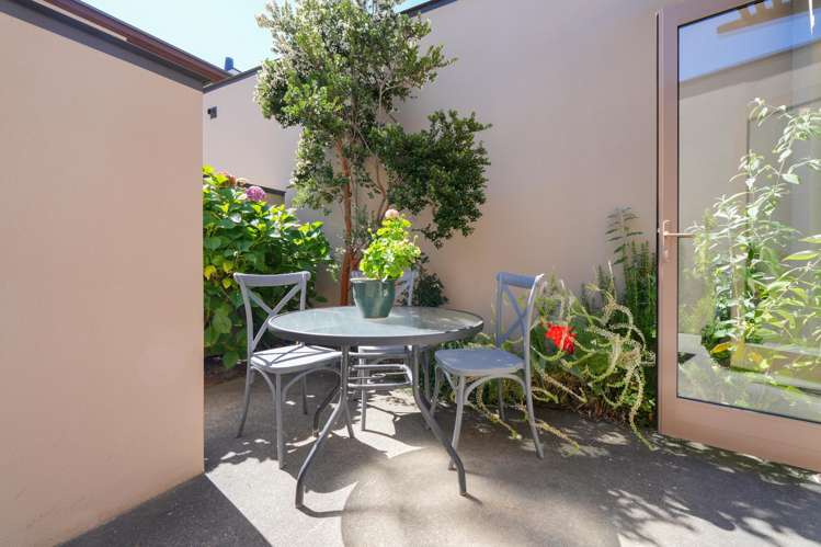 2/10 Lake Street Queenstown_44