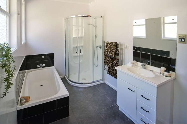 208 Helston Road Paparangi_11