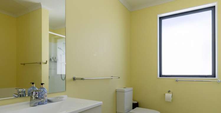 1/202 Lake Terrace Waipahihi_16