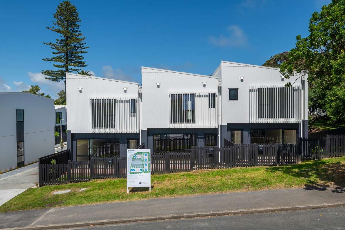 2/16 Handley Avenue_0