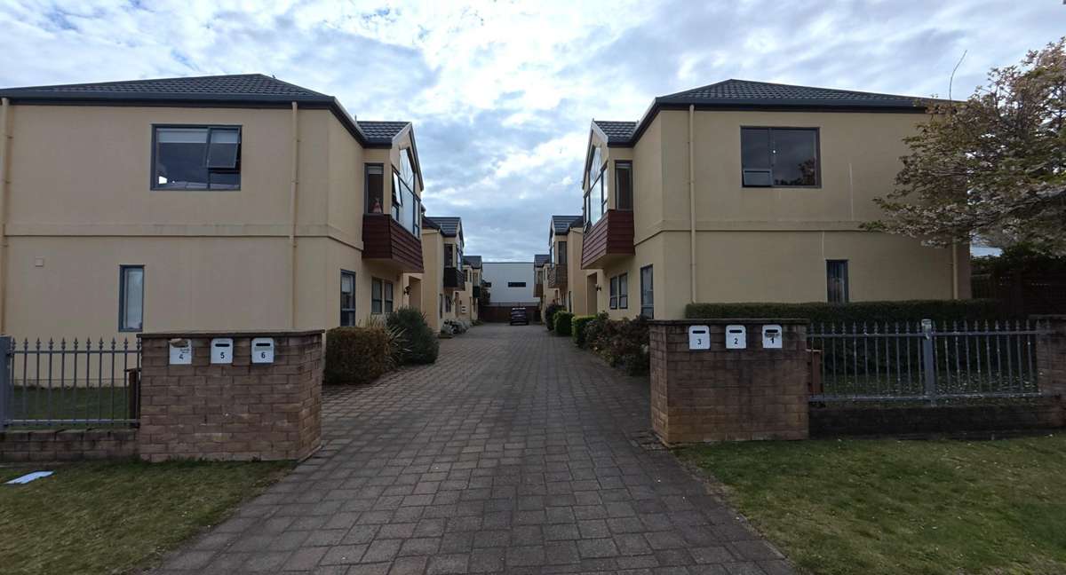 Central Townhouse - Great Location - Available Long Term 2