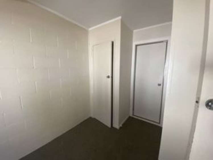 2/13 Eason Street 11068_3
