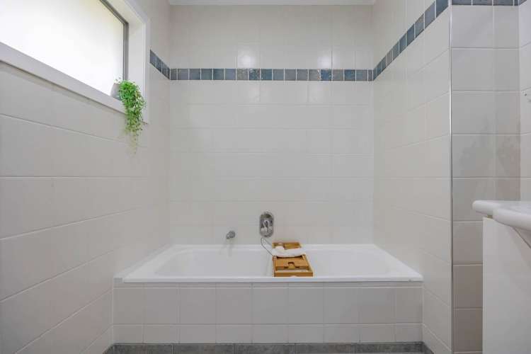 24 Shanaway Rise Hillcrest_16