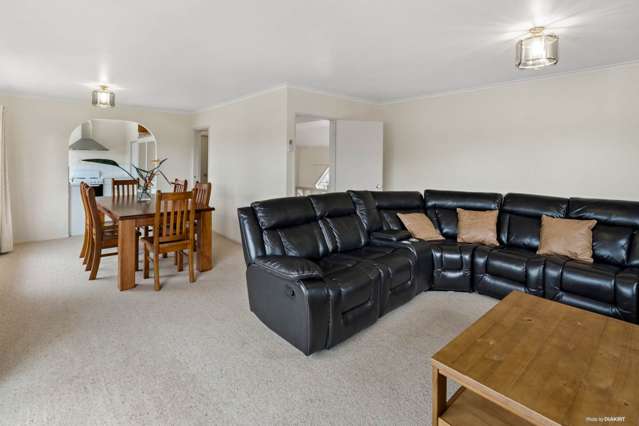 2/7 Gossamer Drive Pakuranga Heights_3