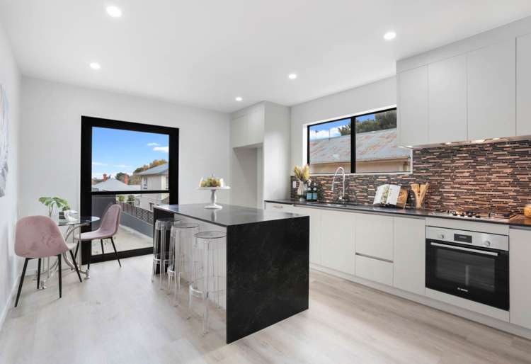 2/20 Fairview Road Mt Eden_0