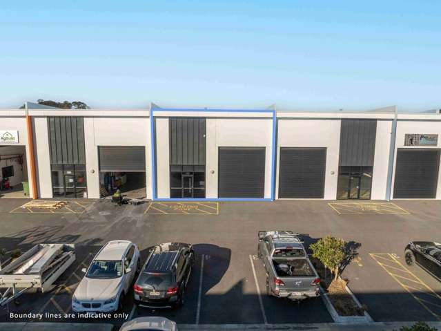 Excellent condition office/warehouse at the Airport