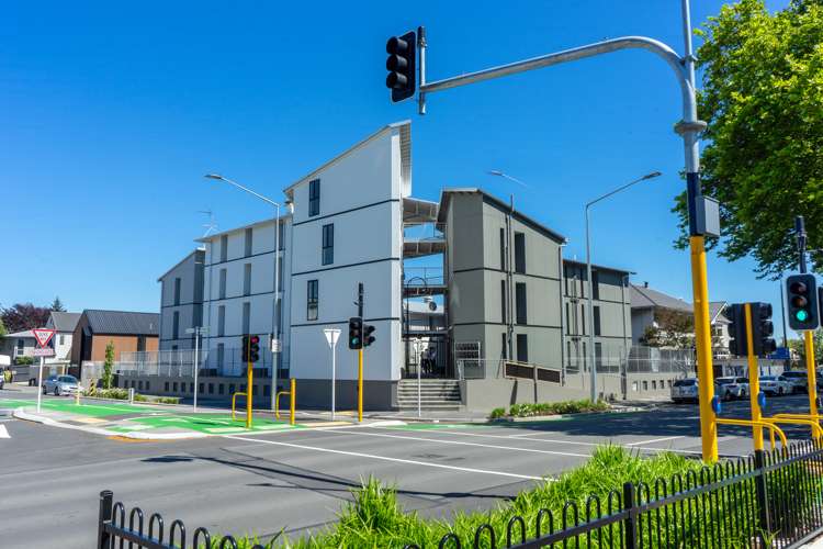 2/169 Fitzgerald Avenue_0