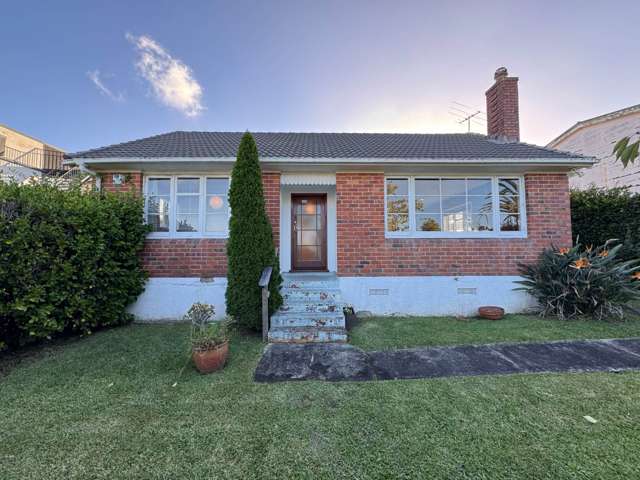 Nicely Presented Sunny Home - Orakei