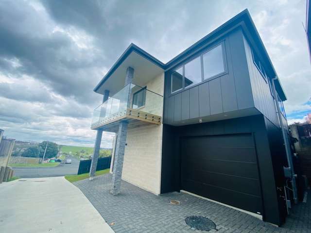 Family Home With Dual Kitchen!