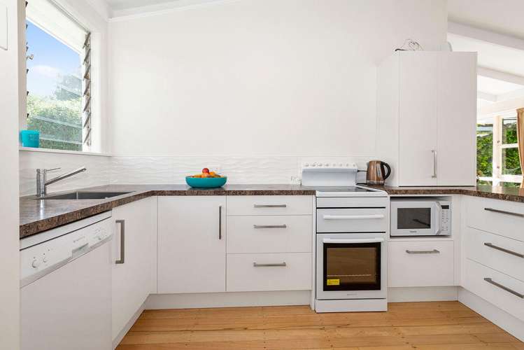 11 Tiroroa Avenue Te Atatu South_10