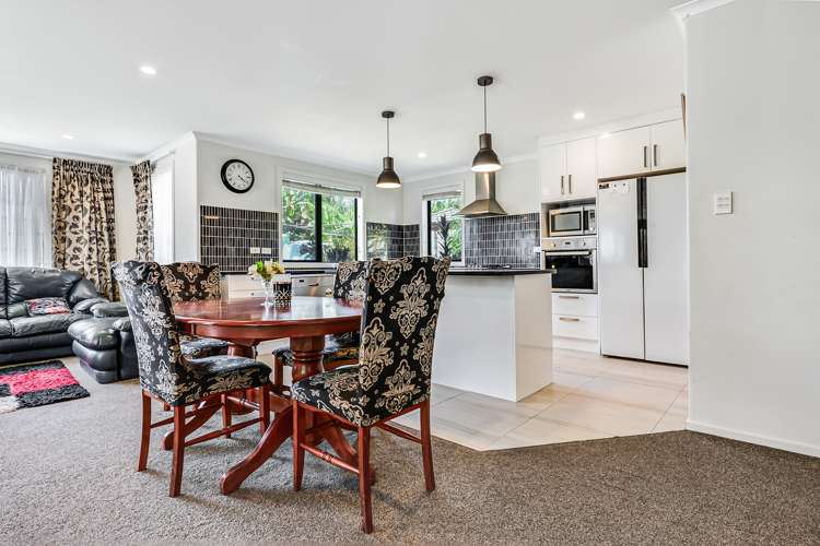 35 Cabourne Drive Glenview_9