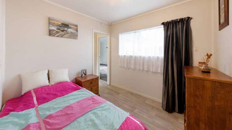 2 Oliver Twist Avenue Mellons Bay_15