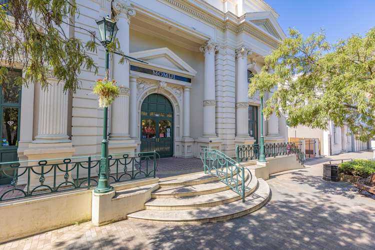 Investors take historic landmark to the bank