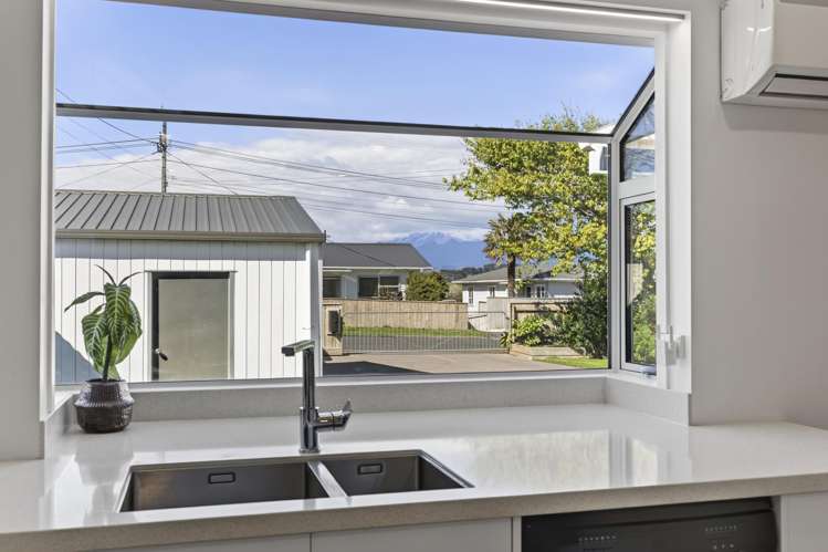 8 York Crescent Westown_6