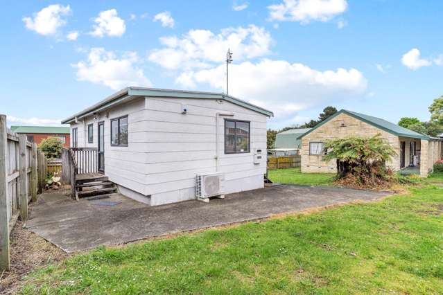 Home & Income on 1037m2 - Endless Options Await !!