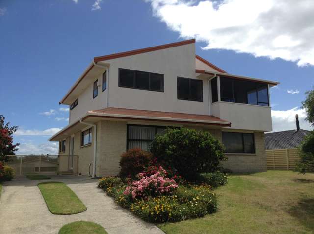 Upstairs Gem in Perfect Location - Water & Lawns INCL.