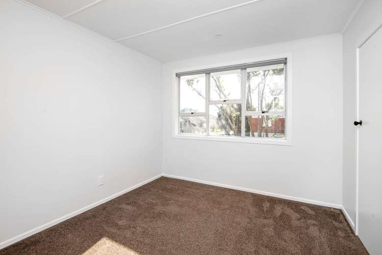 2 Penguin Grove Waitangirua_14