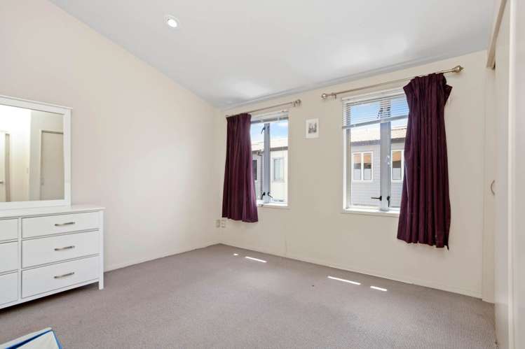 6v Carlton Gore Road Grafton_7