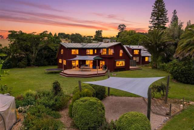 Vibrant Country House with Big Sheds