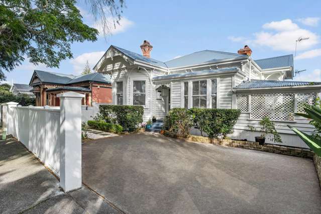City Fringe Classic Villa with Studio