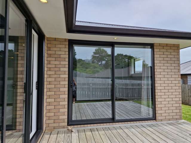 Modern, warm 4BR Home in Tuakau w/ Deck