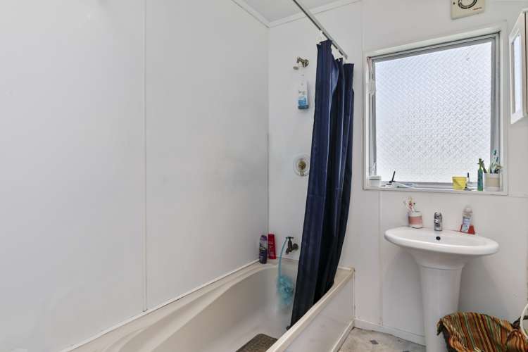 2/3 Hewer Crescent Naenae_8