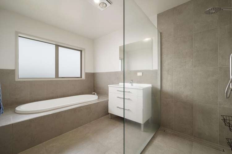 8 Owhatiura Drive Lynmore_10