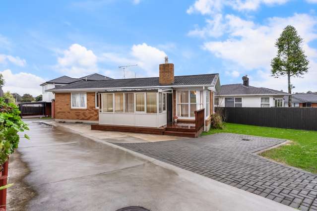 Sun-Soaked Living in a Superb Mount Wellington Location